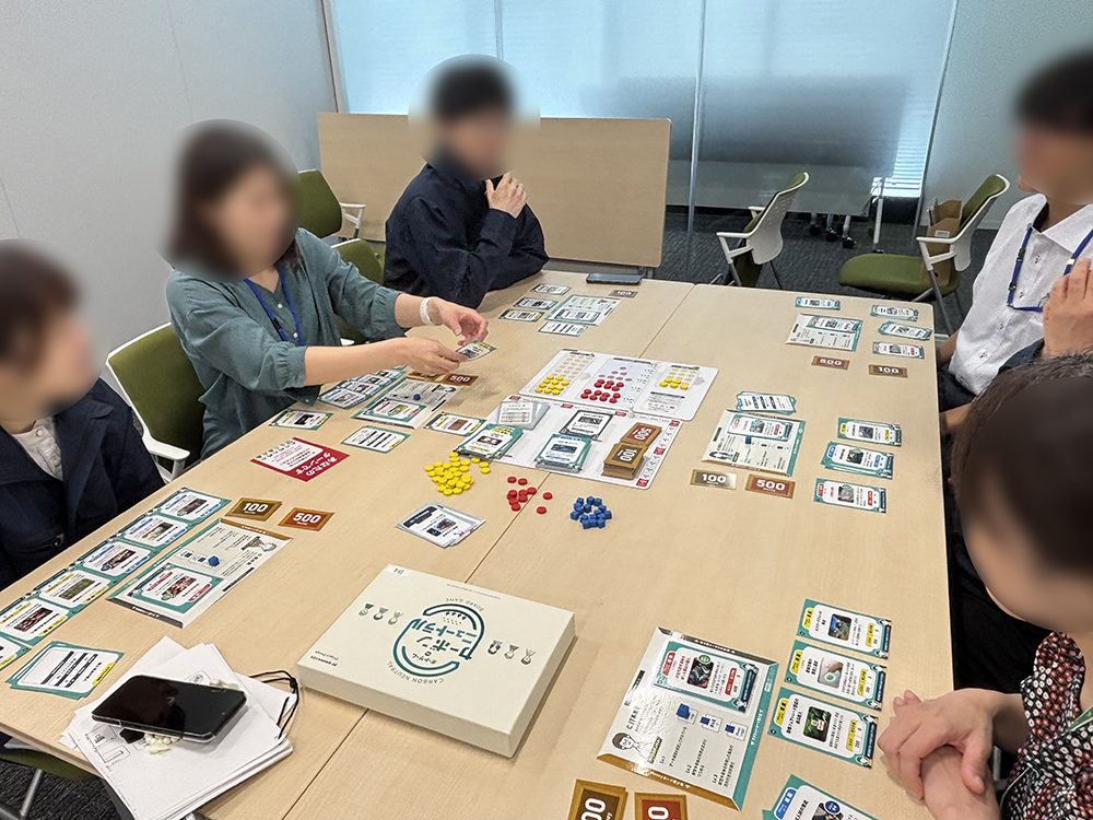 ゲーム進行を見守るファシリテーター