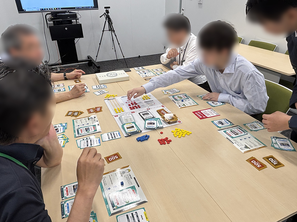 ボード上のカードに手を伸ばす様子