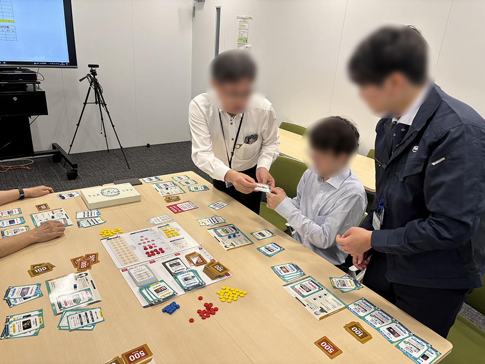 プレイヤー間でカードを渡すシーン