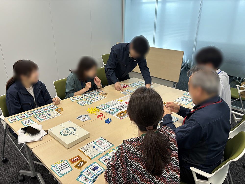 カードを確認する参加者