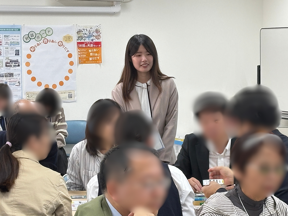 ゲームボードに見入る参加者