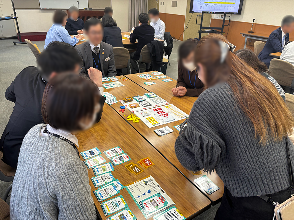 ゲームボードを楽しむ参加者