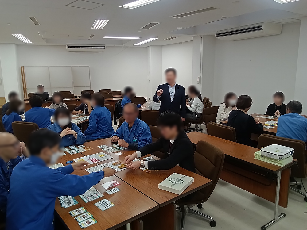 ゲームボードに見入る参加者