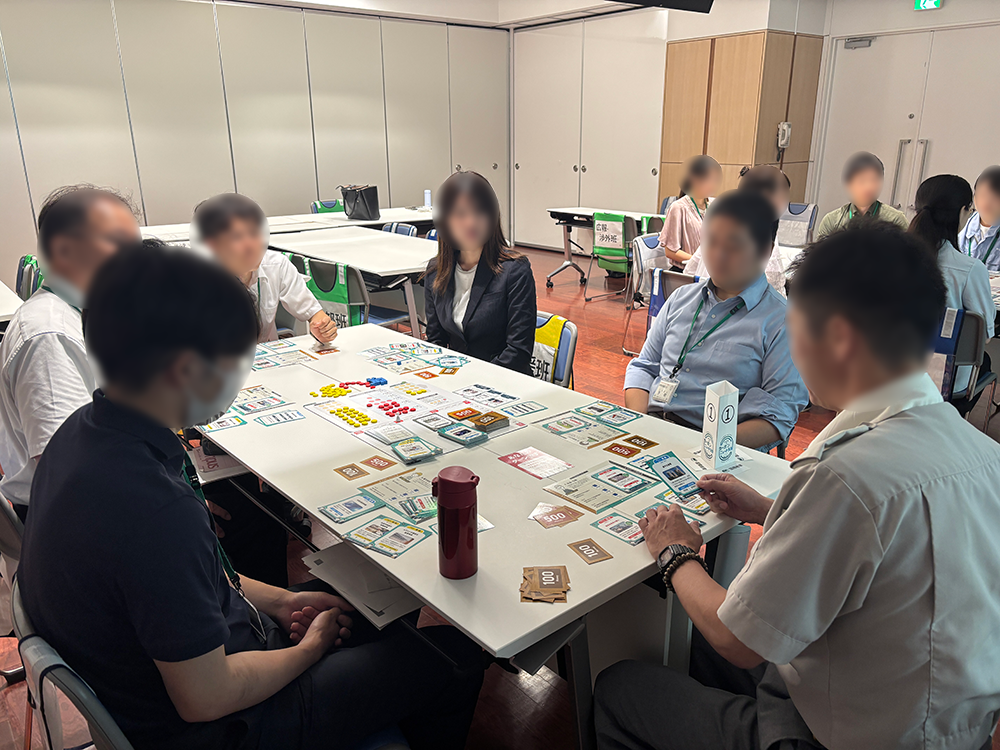 ゲームボードに見入る参加者