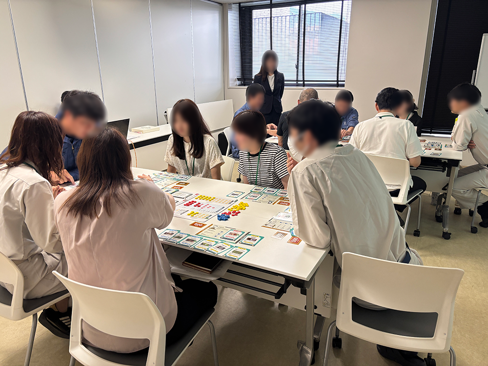 ゲームボードを楽しむ参加者
