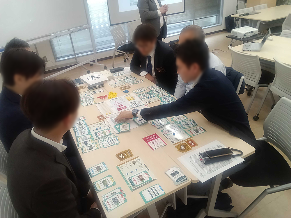 カードを選択する様子