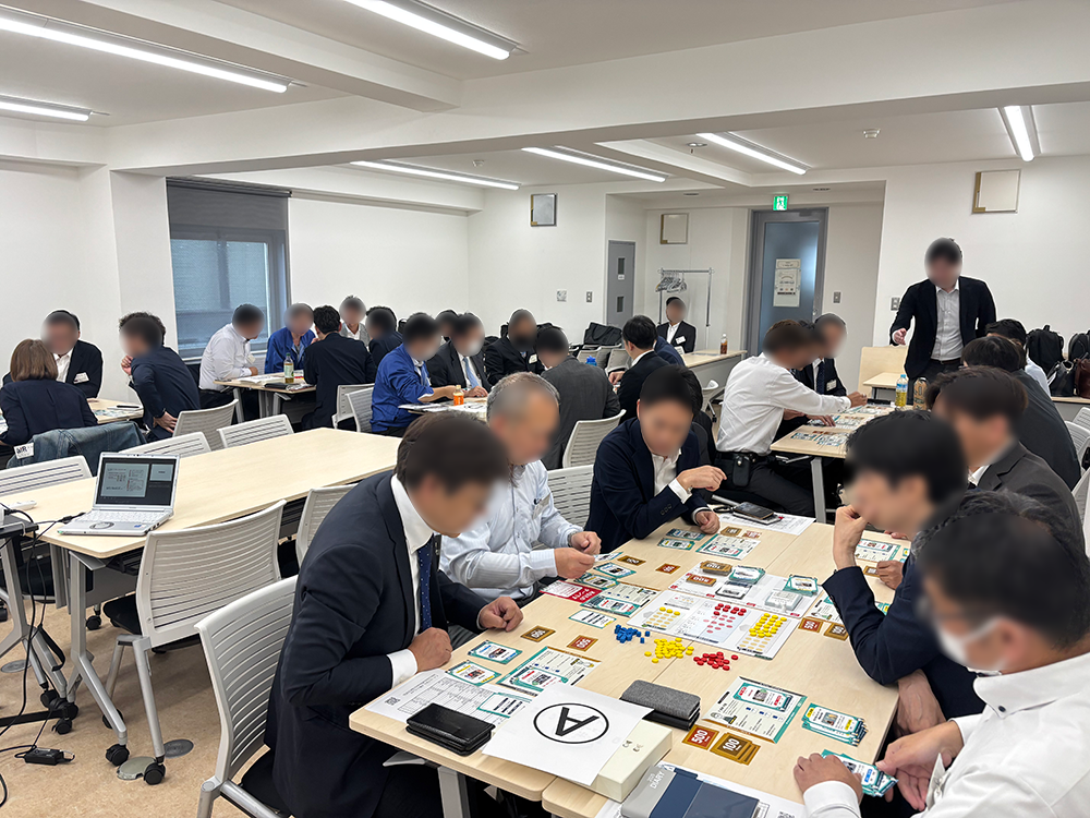 ゲームボードを楽しむ参加者
