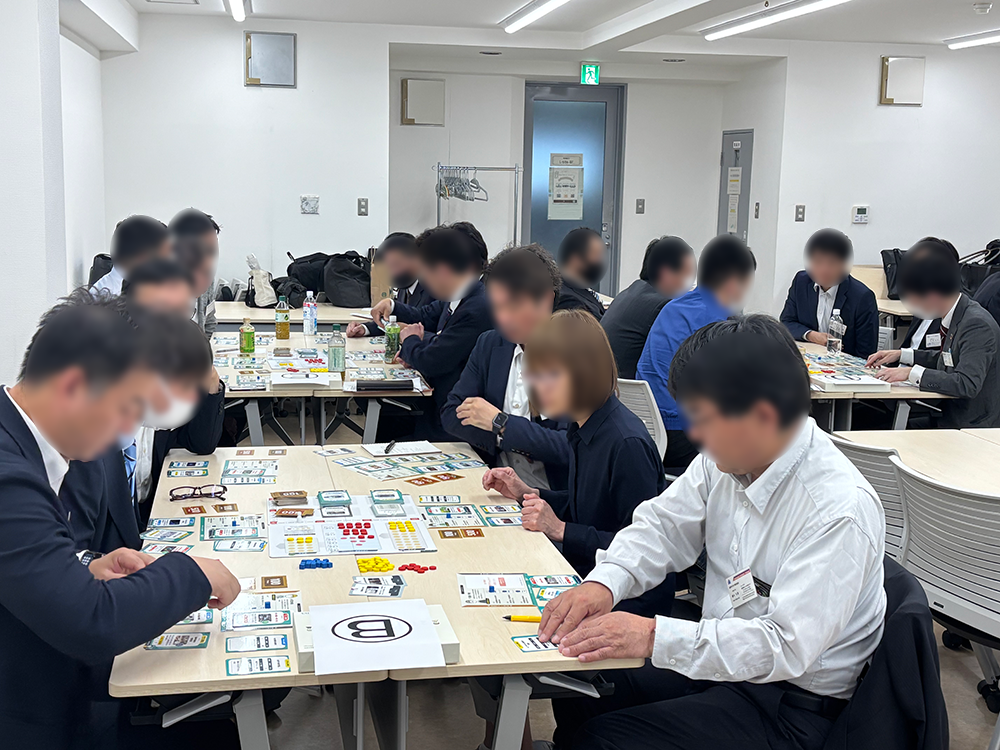 ゲームボードを楽しむ参加者