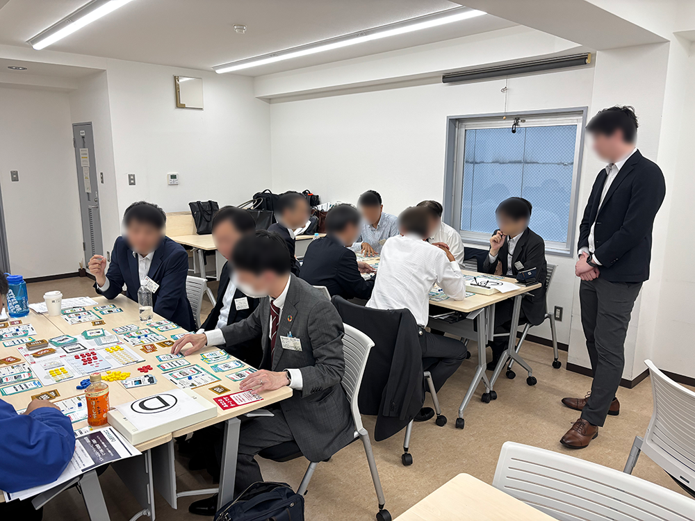 ゲームボードを楽しむ参加者