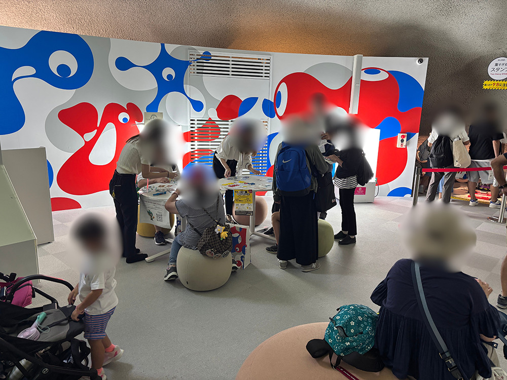 ゲームボードに見入る参加者