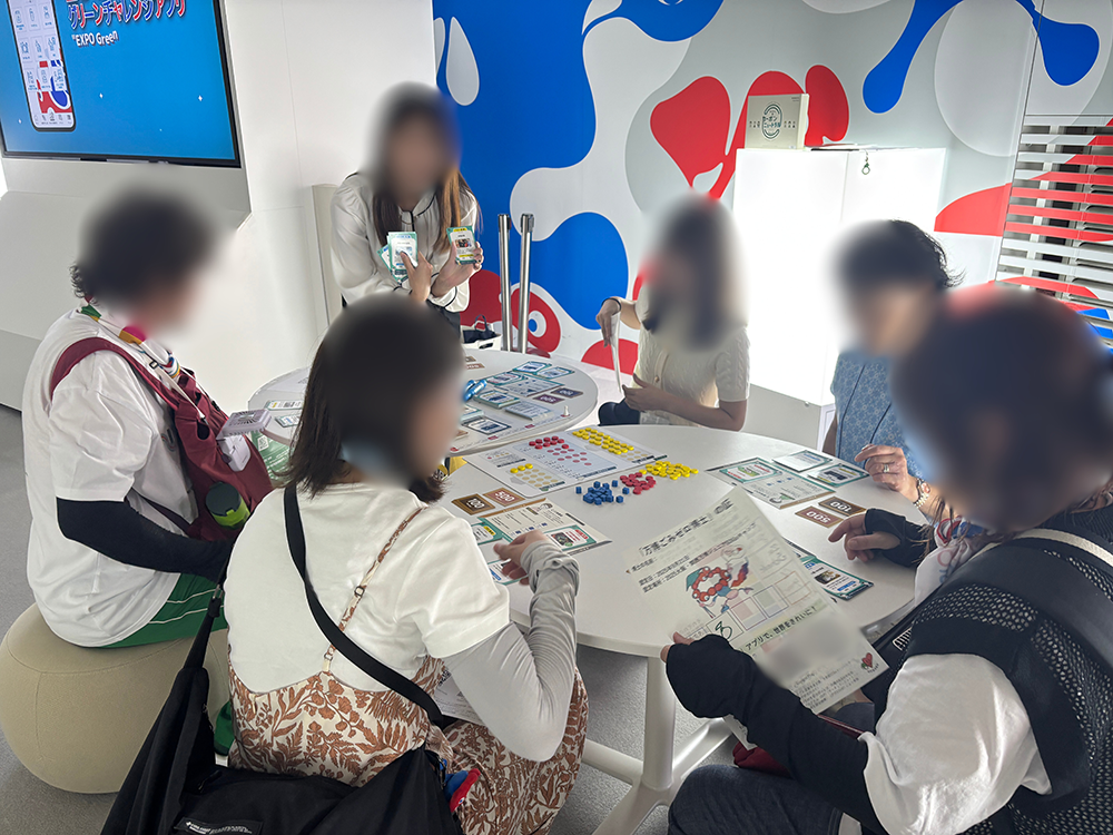 ゲームボードに見入る参加者