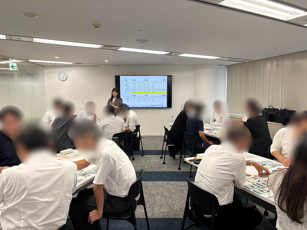 ゲームボードに見入る参加者