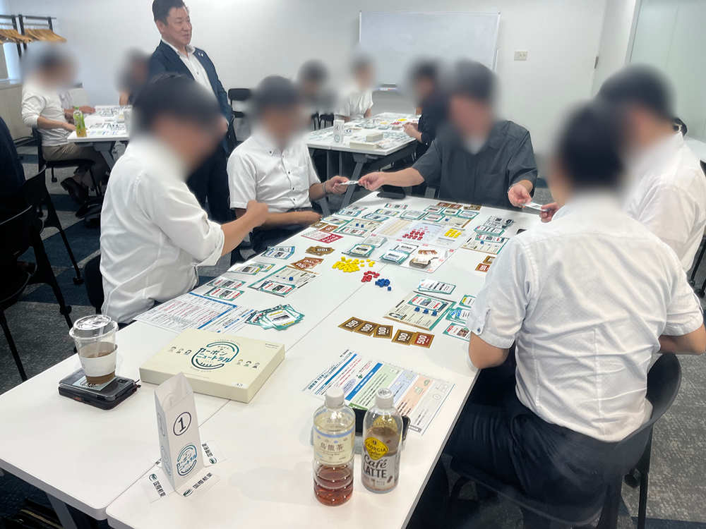 ゲームボードに見入る参加者