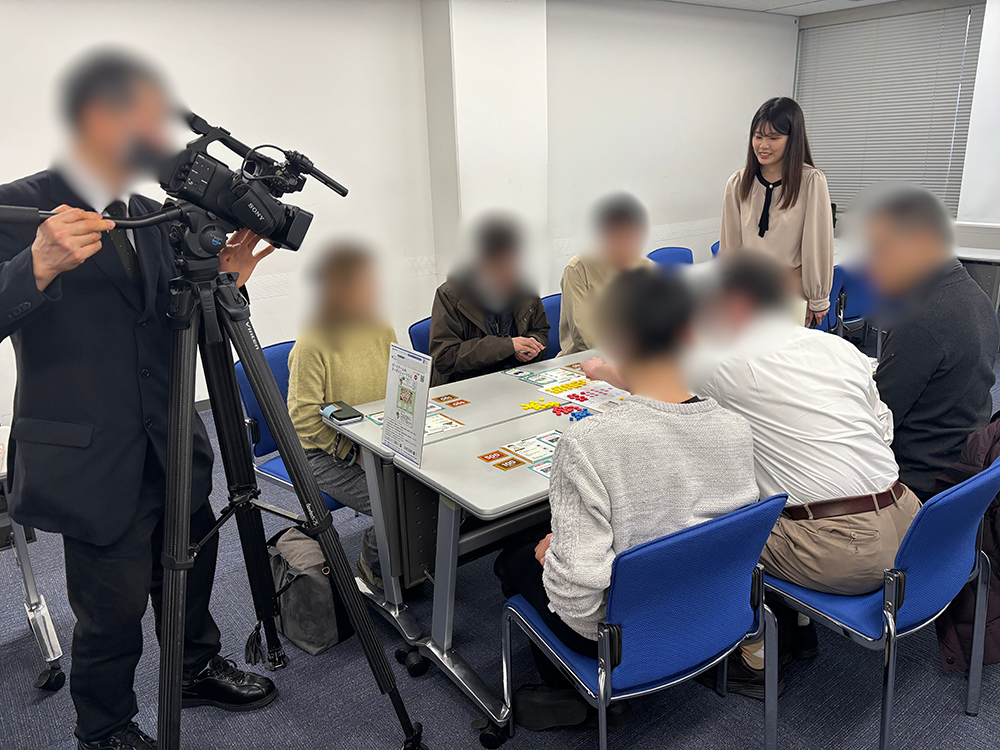 ゲームボードに見入る参加者