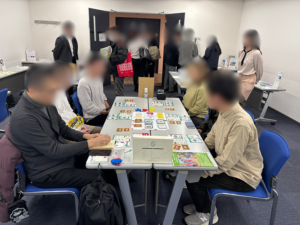 ゲームボードに見入る参加者