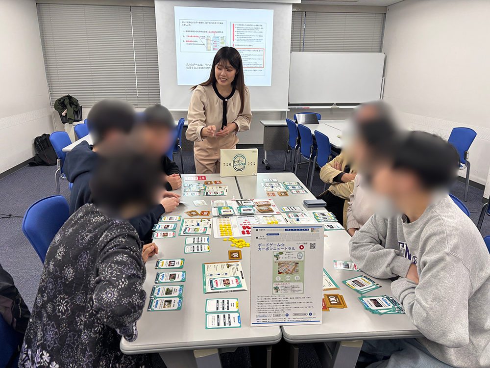 熱心にプレイする参加者