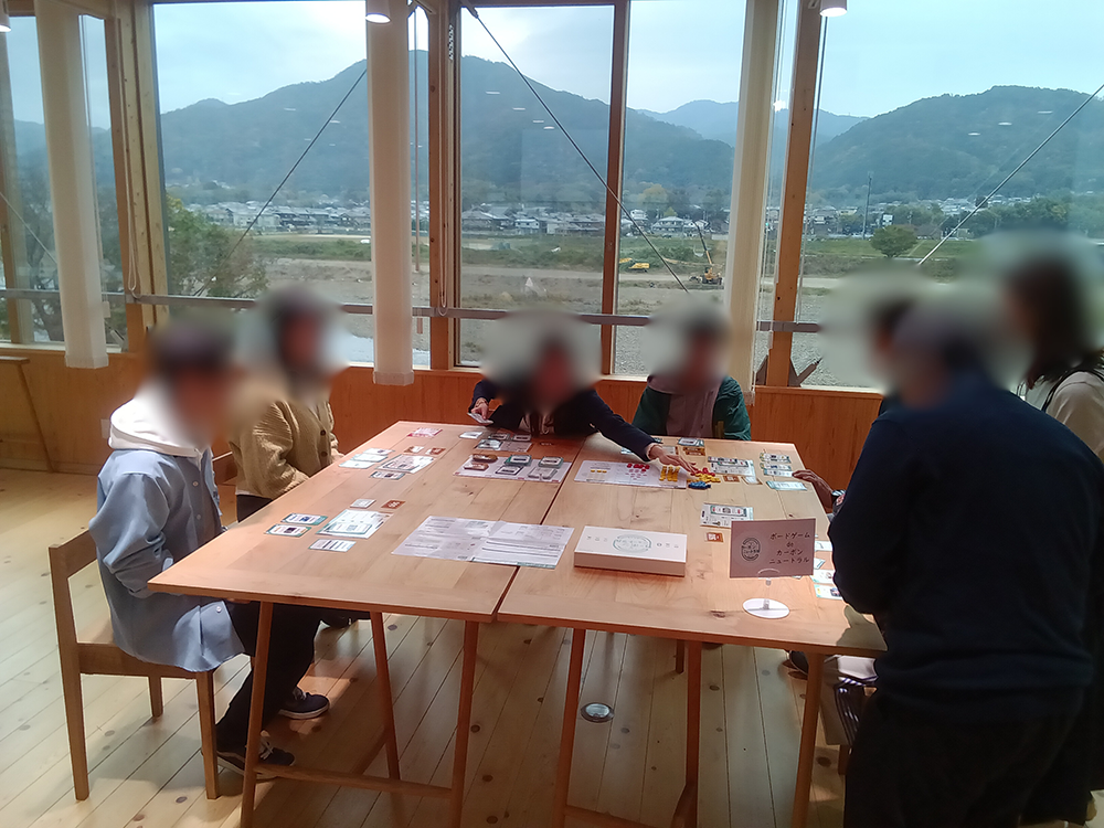 ゲームボードに見入る参加者