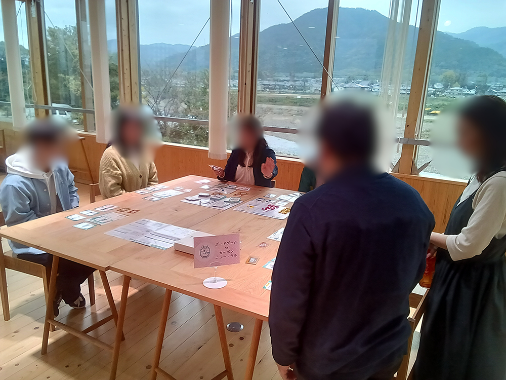 カードを選択する様子