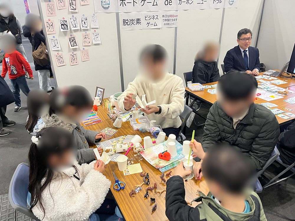 ゲームボードに見入る参加者