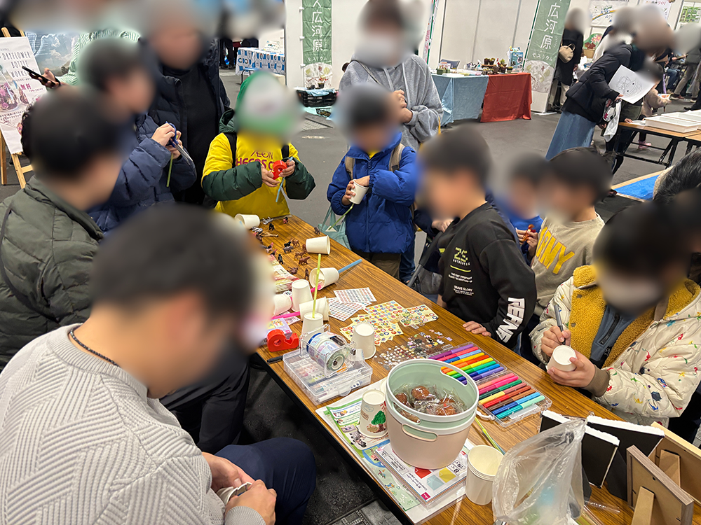 熱心にプレイする参加者