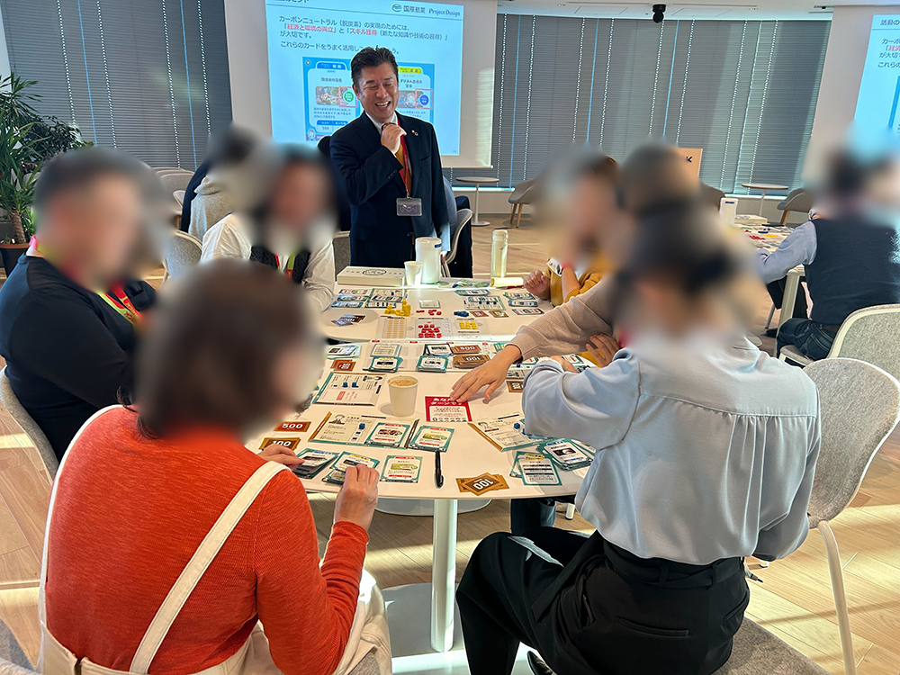 ゲームボードに見入る参加者