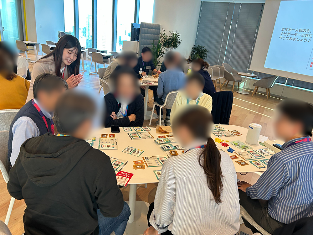 ゲームボードに見入る参加者