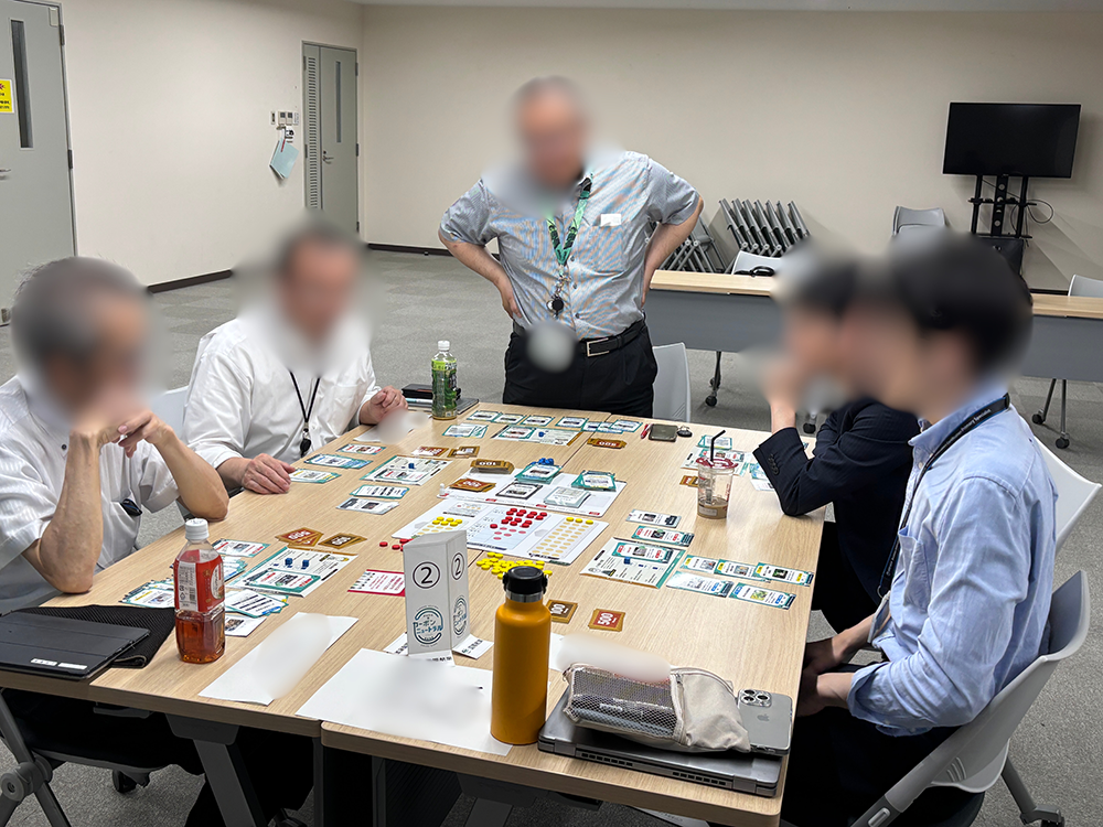 ゲームボードに見入る参加者