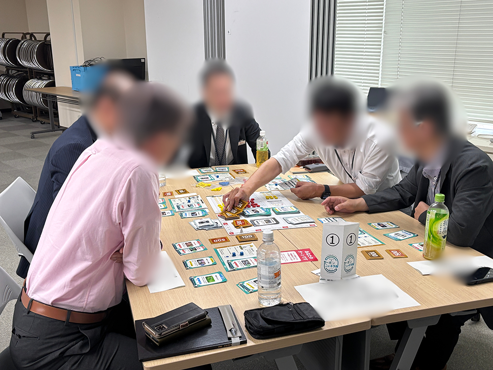 ゲームボードに見入る参加者