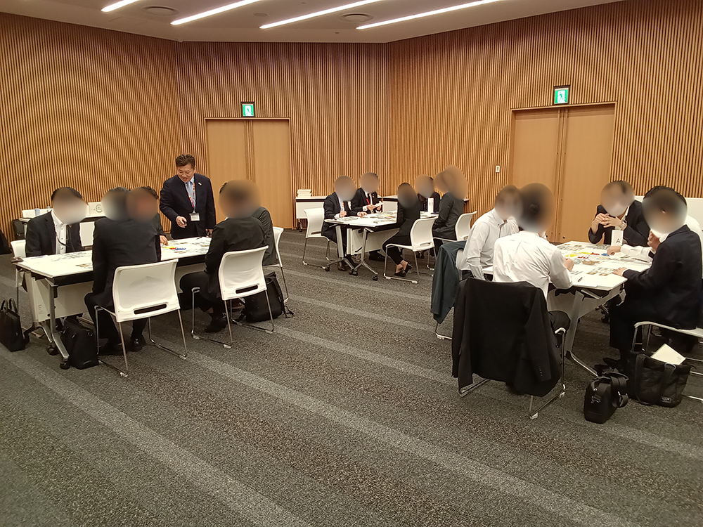 ゲームボードに見入る参加者