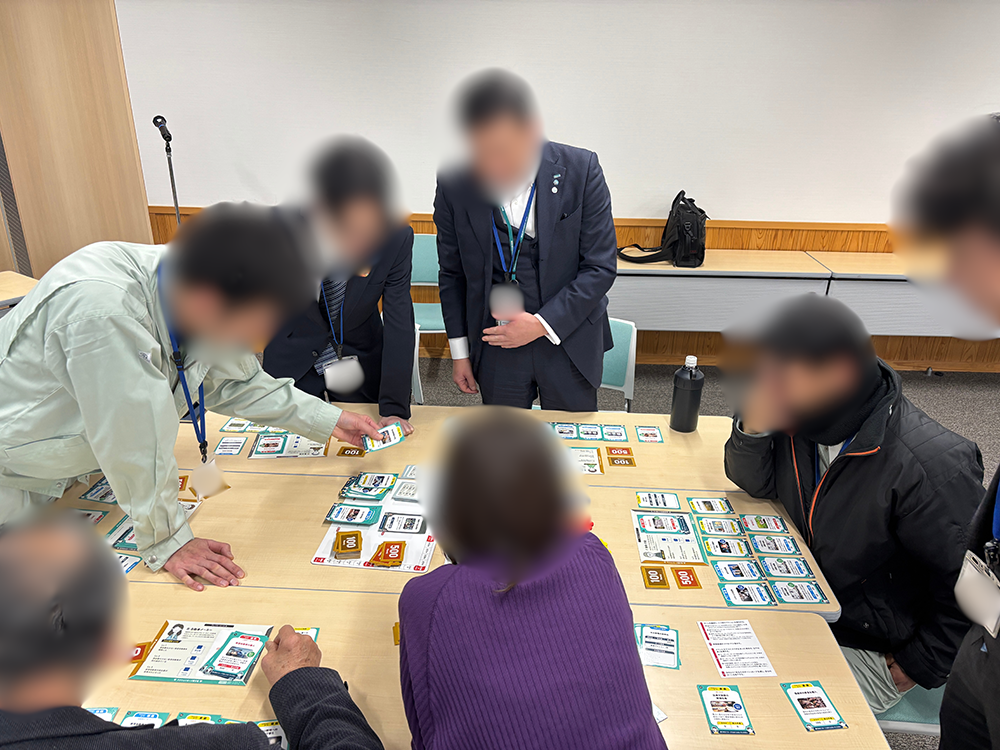 熱心にプレイする参加者