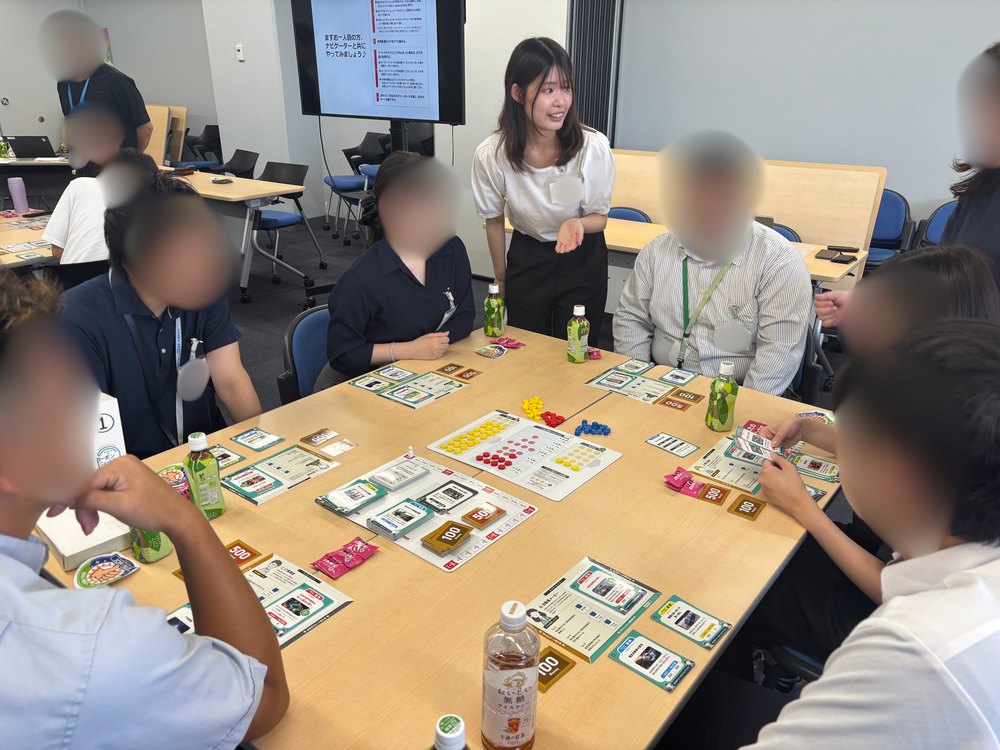 グループで対話する参加者の様子