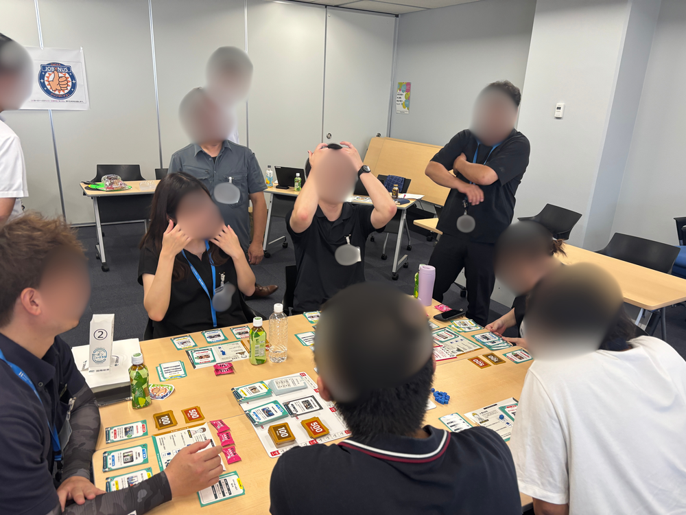ボードゲームを囲む参加者の様子