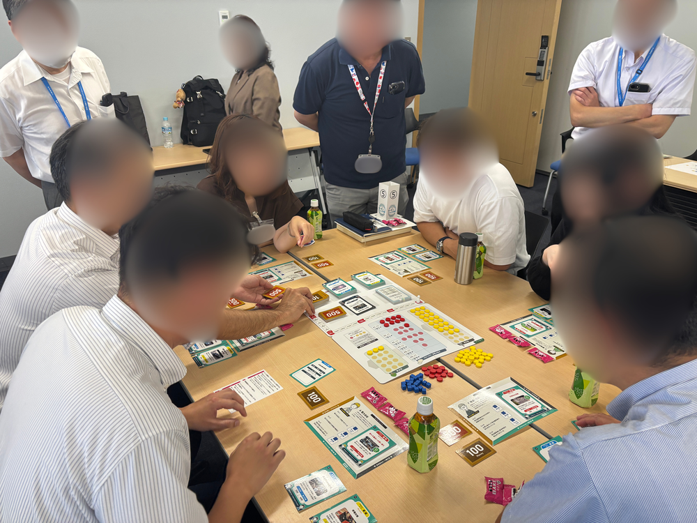 チームで議論する参加者の様子