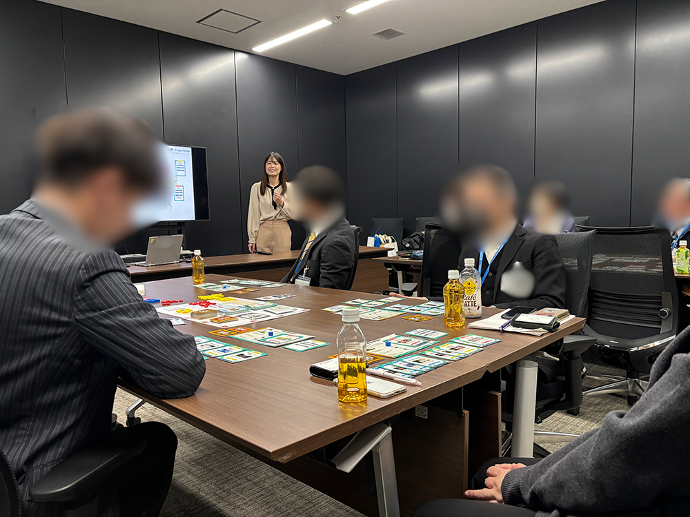 ゲームボードに見入る参加者