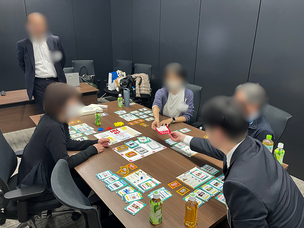 ゲームボードに見入る参加者