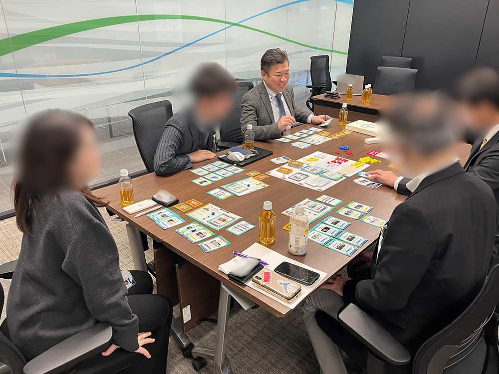 熱心にプレイする参加者