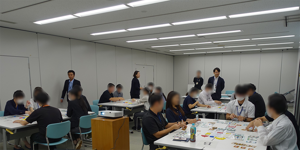 ゲームボードに見入る参加者