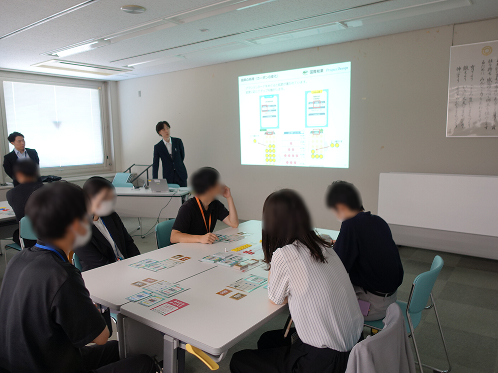 熱心にプレイする参加者