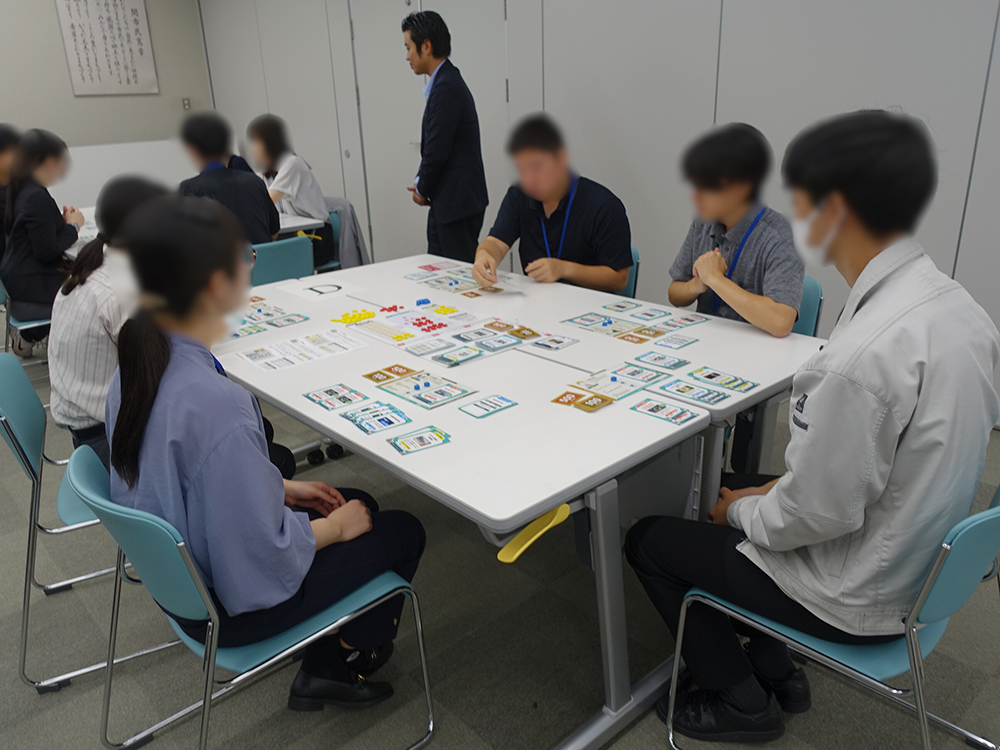 熱心にプレイする参加者