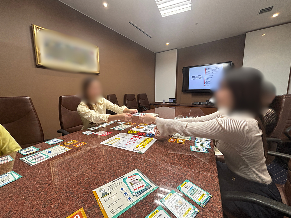 ゲームボードに見入る参加者