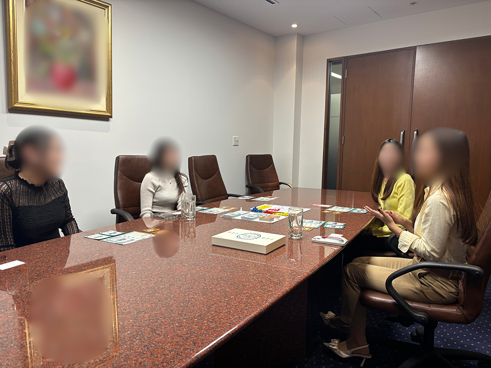 ゲームボードに見入る参加者