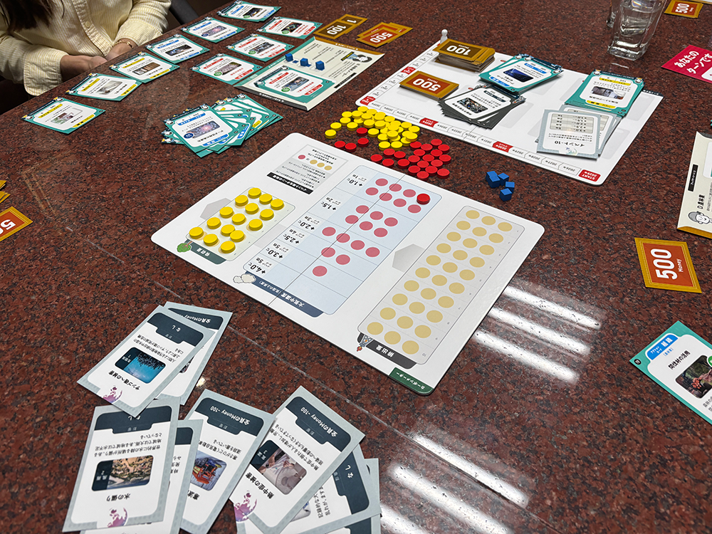 熱心にプレイする参加者