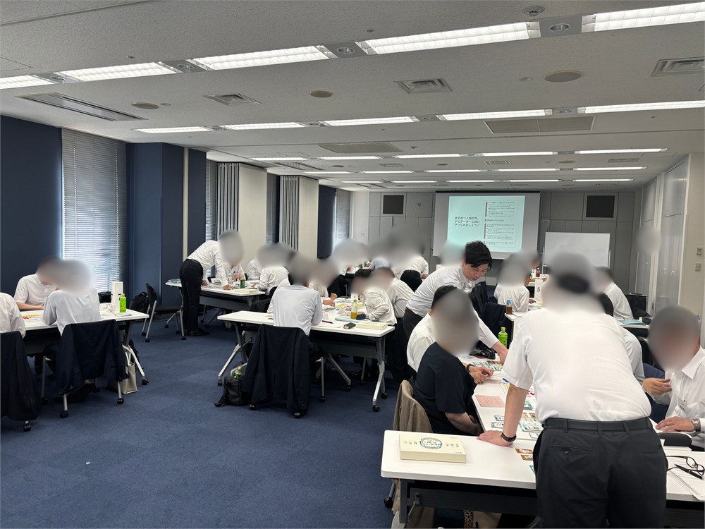 ゲームボードに見入る参加者