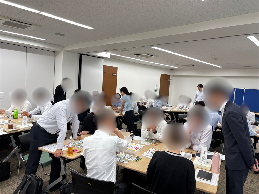 ゲームボードに見入る参加者