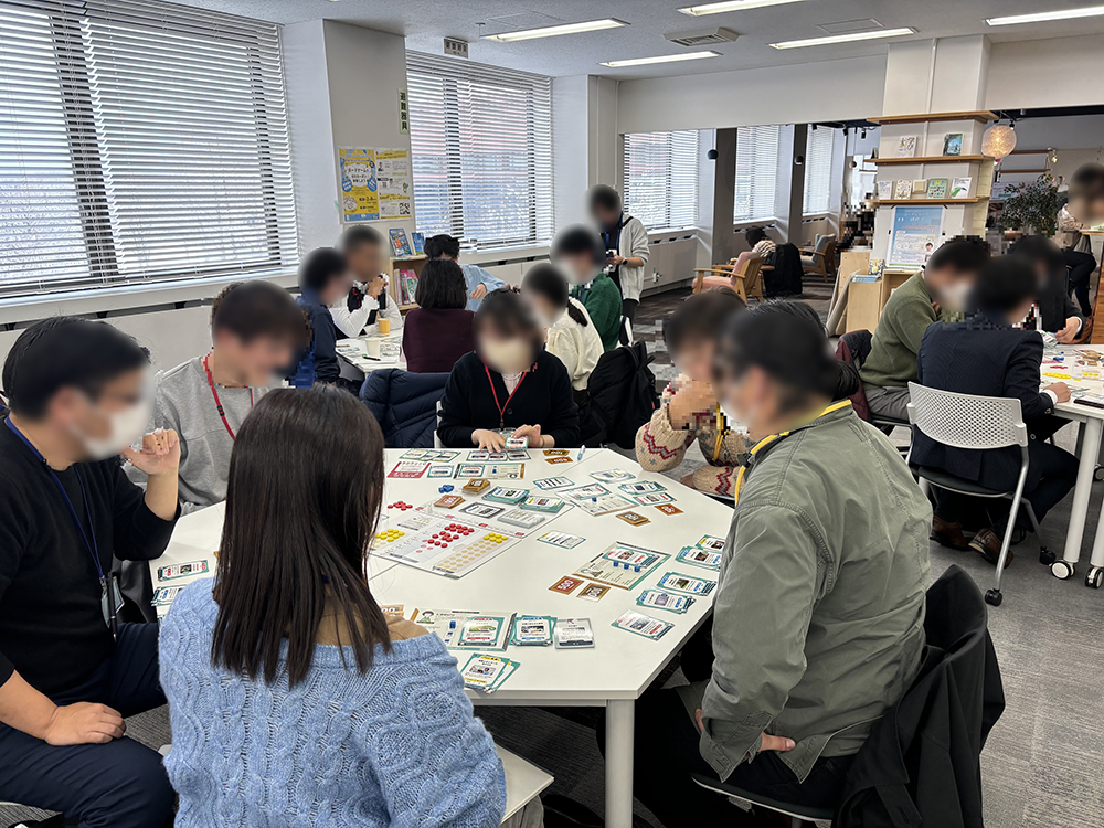 ゲームボードに見入る参加者