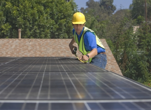 産業用太陽光発電システムとは？家庭用との違いやメリット・デメリット、活用方法も紹介